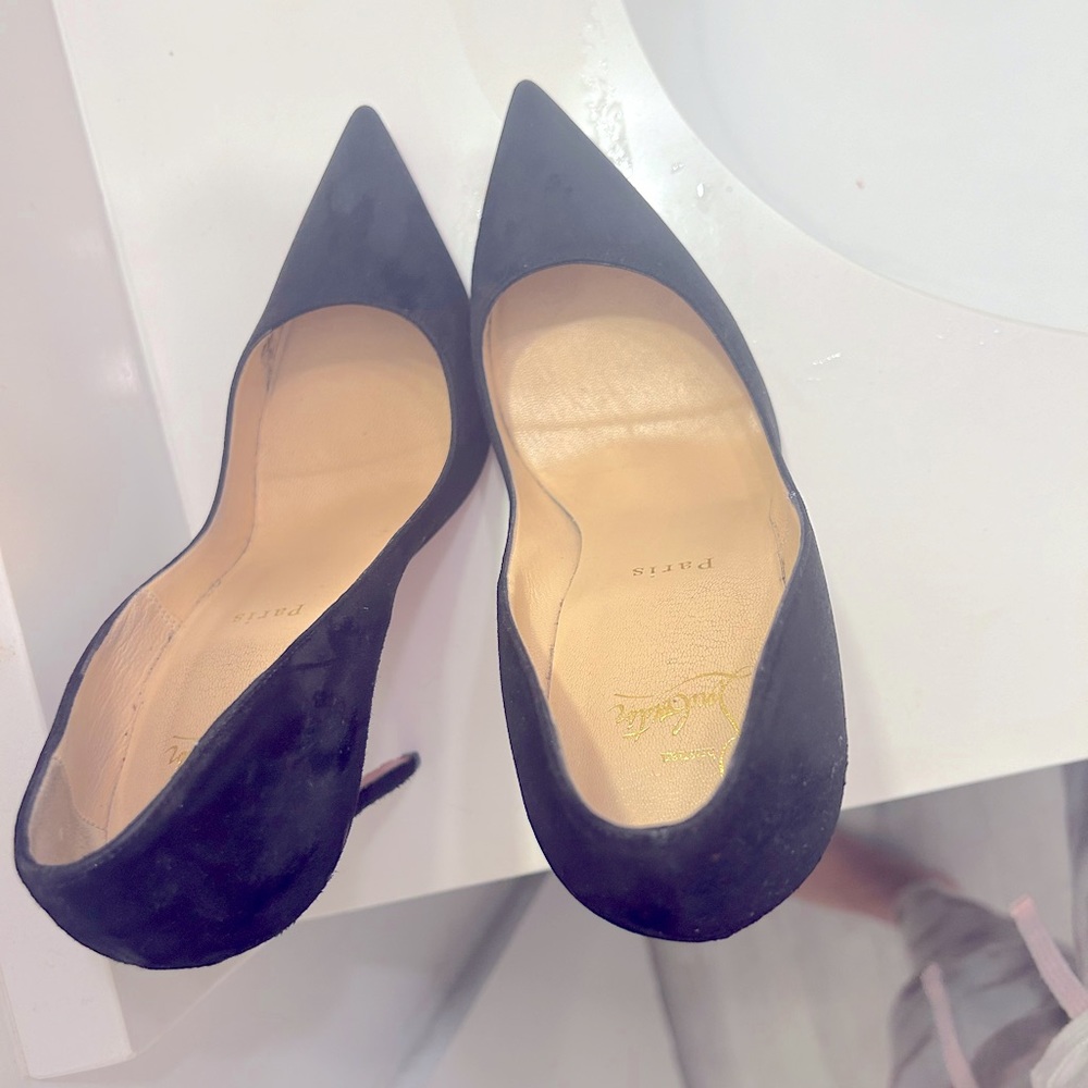 Louboutin red bottom swead pumps